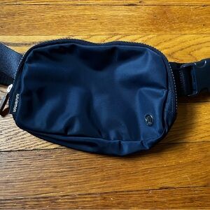 Lululemon 1L Everyday Belt Bag - navy